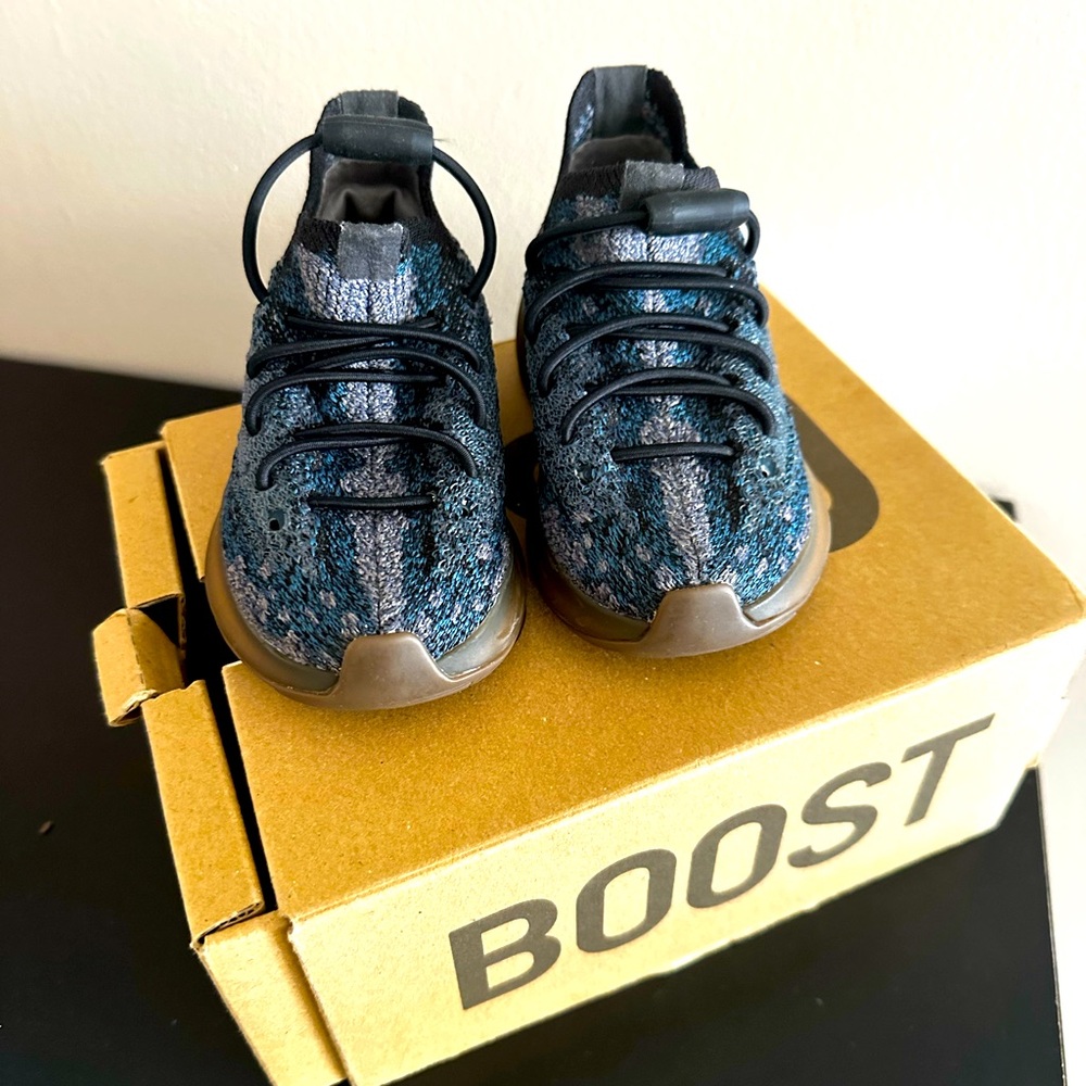 Baby Yeezy’s perfect condition and super comfortable